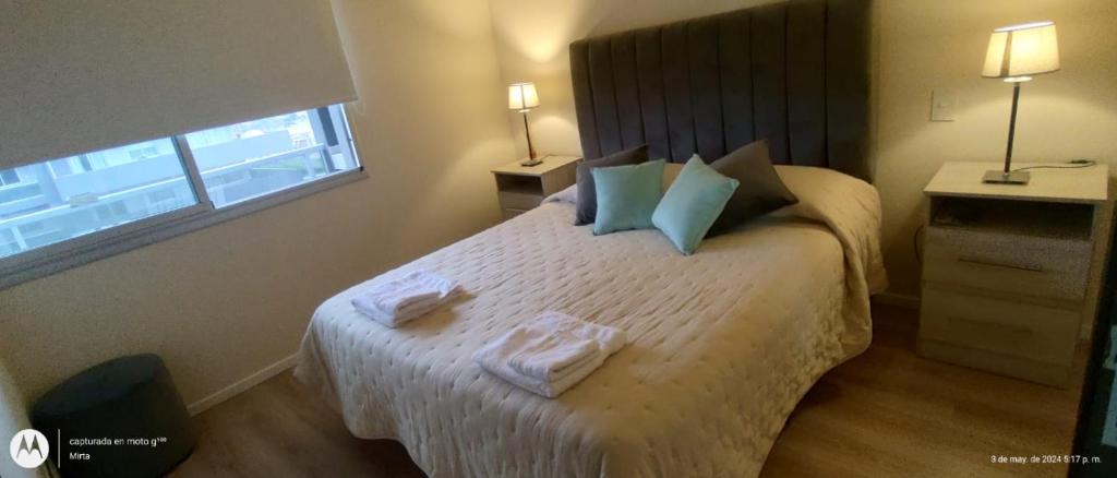 Una habitación de hotel con una cama con toallas. en Isabella 9 - Ciudad Cultural en San Salvador de Jujuy