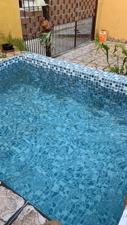 Bazén v ubytování Casa ampla com piscina 4 quadras da praia , Espaço gourmet churrasqueira nebo v jeho okolí