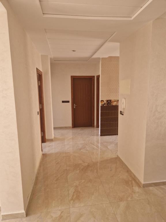 une chambre vide avec un couloir et une porte dans l'établissement Appartement saidia 3 chambre à 150 m de la plage, à Saïdia