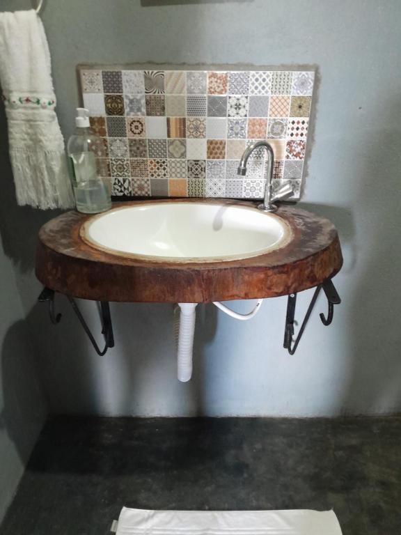 - Baño con lavabo y encimera de madera en Chalé anjico, en Aiuruoca