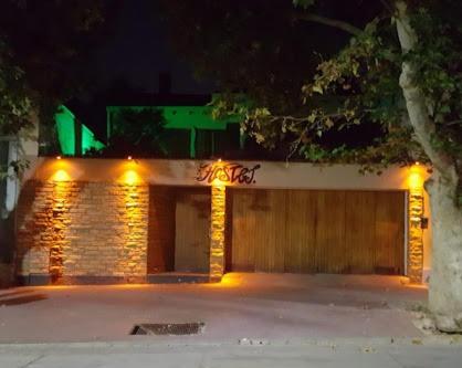 un edificio con un garaje con luces encendidas en Open House Hostel en Mendoza