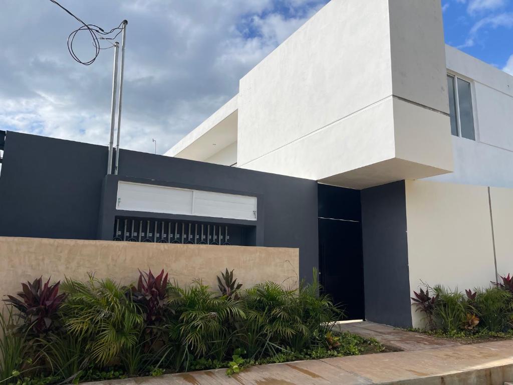 a white building with a black and white at Departamento Bohen 13 in Mérida