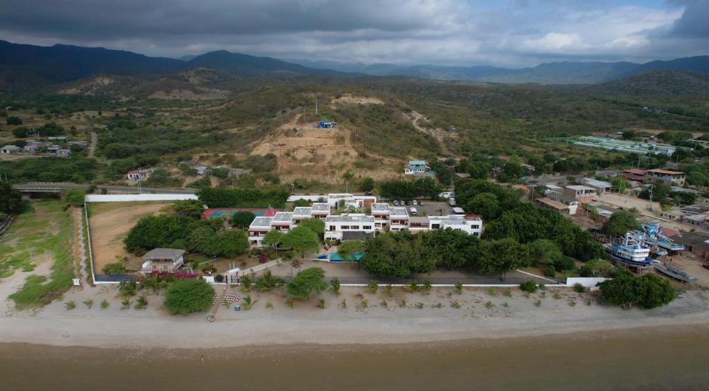una vista aérea de una ciudad en la playa en Hostería del Parque en Machalilla