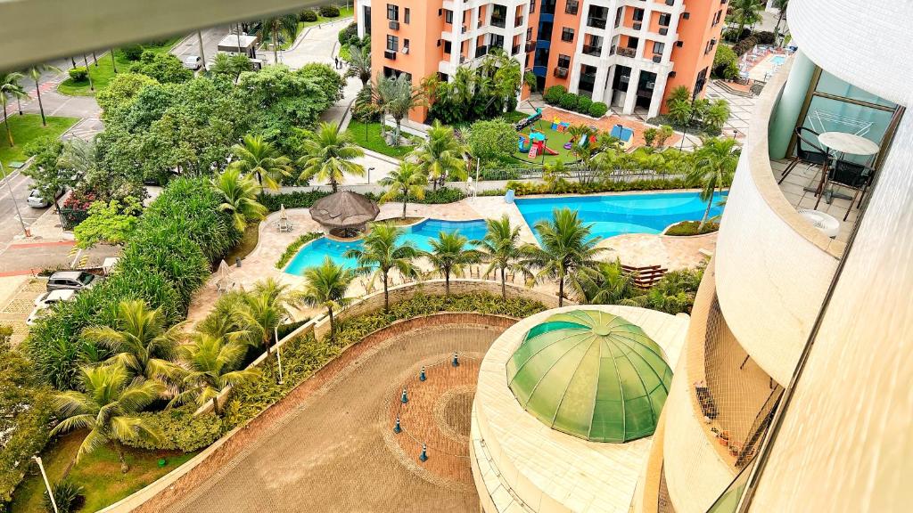 una vista aérea de un complejo con piscina en Lohaip Residences Med Barra, en Río de Janeiro