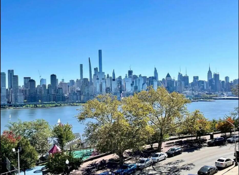 vista sullo skyline della città e sul fiume di Apt in West New York free Parking 15 Min to Times Square a West New York