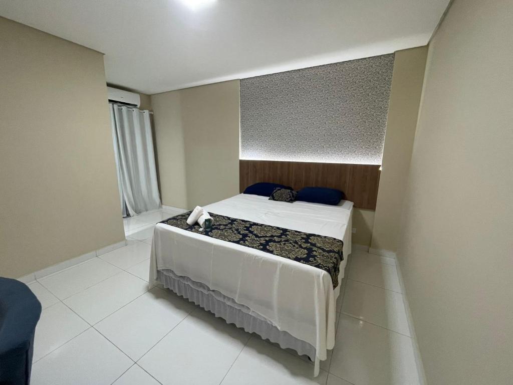 ein Schlafzimmer mit einem großen Bett in einem Zimmer in der Unterkunft HOTEL LA SIERRA in Bodoquena