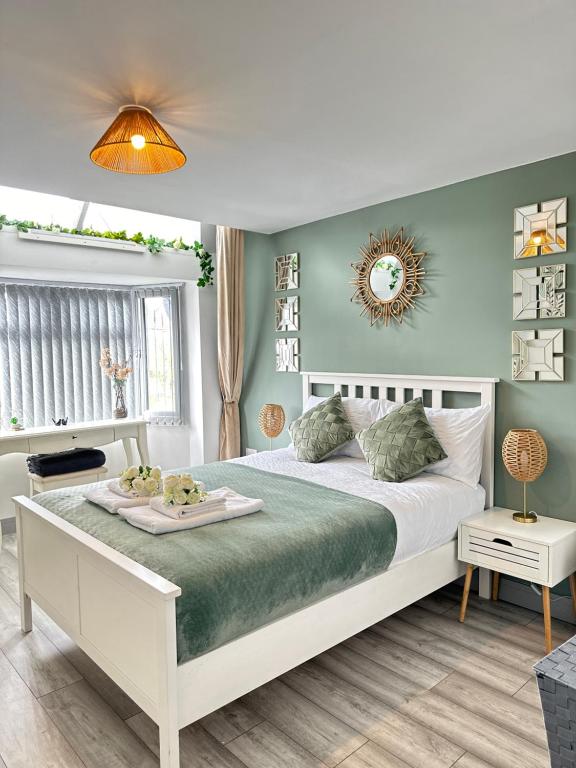 ein Schlafzimmer mit einem weißen Bett und einem Fenster in der Unterkunft Lilypad Suite - BHX Airport, NEC & HS2 in Solihull