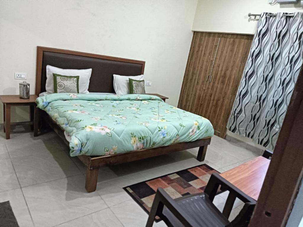 Postel nebo postele na pokoji v ubytování Corbett Rejoice Home Stay