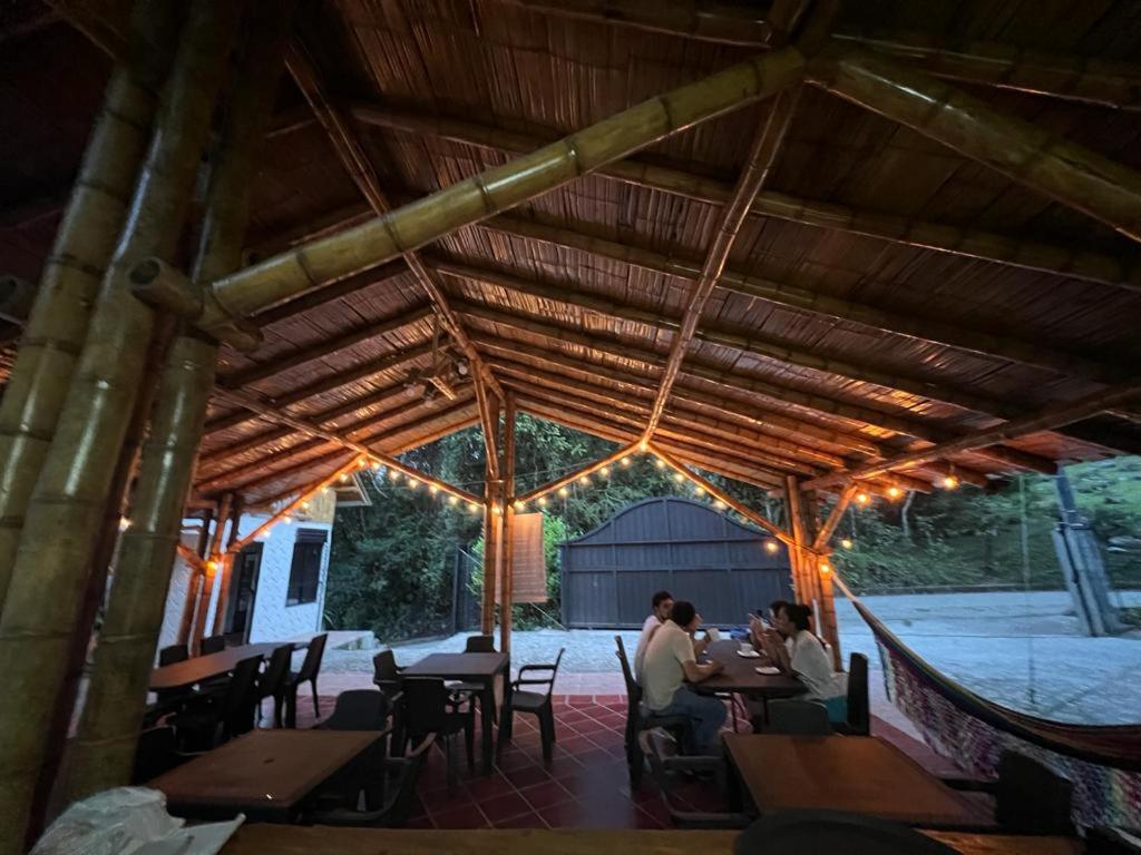 Restaurace v ubytování Cabañas Monteleón Paicol- Huila