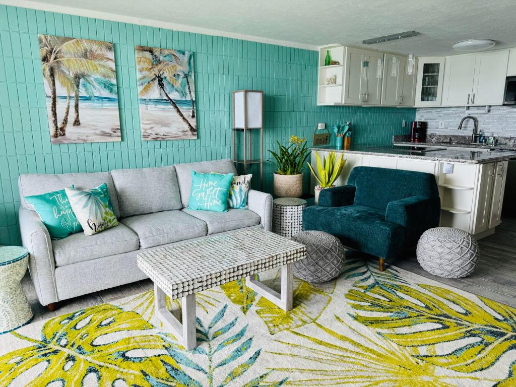 uma sala de estar com um sofá, uma mesa e uma cozinha em Beautiful Condo Right on the Beach em Hauula