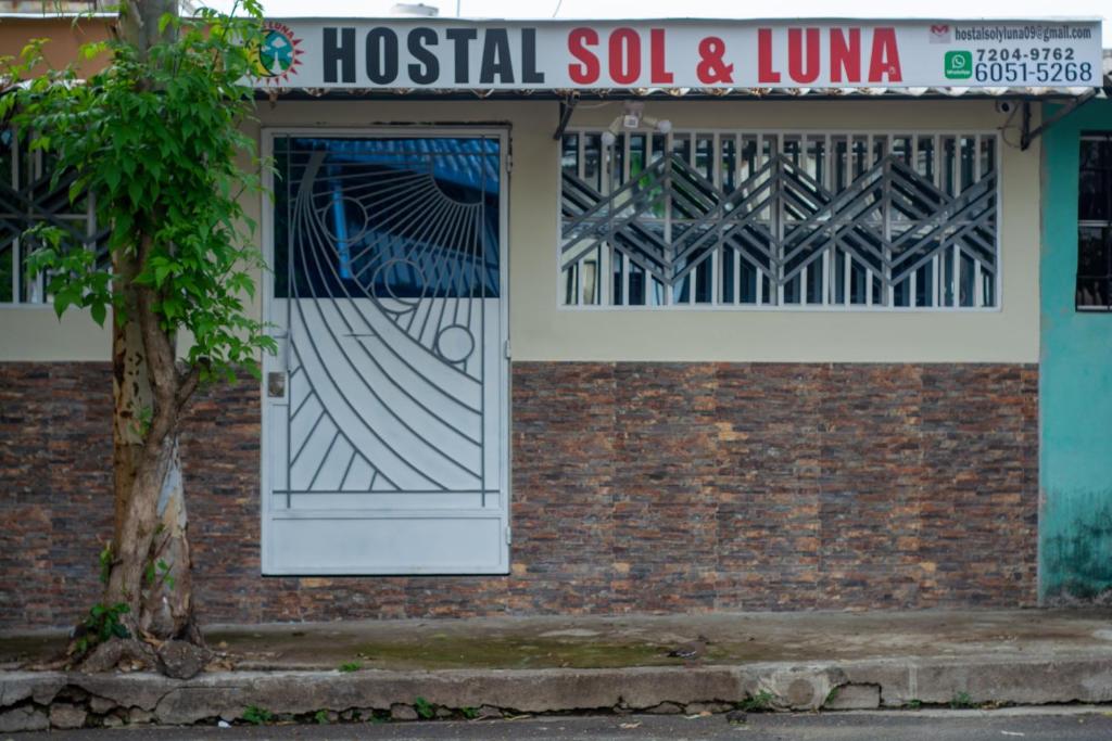 Una puerta en un edificio de ladrillo con un cartel. en Hostal Sol y Luna, 