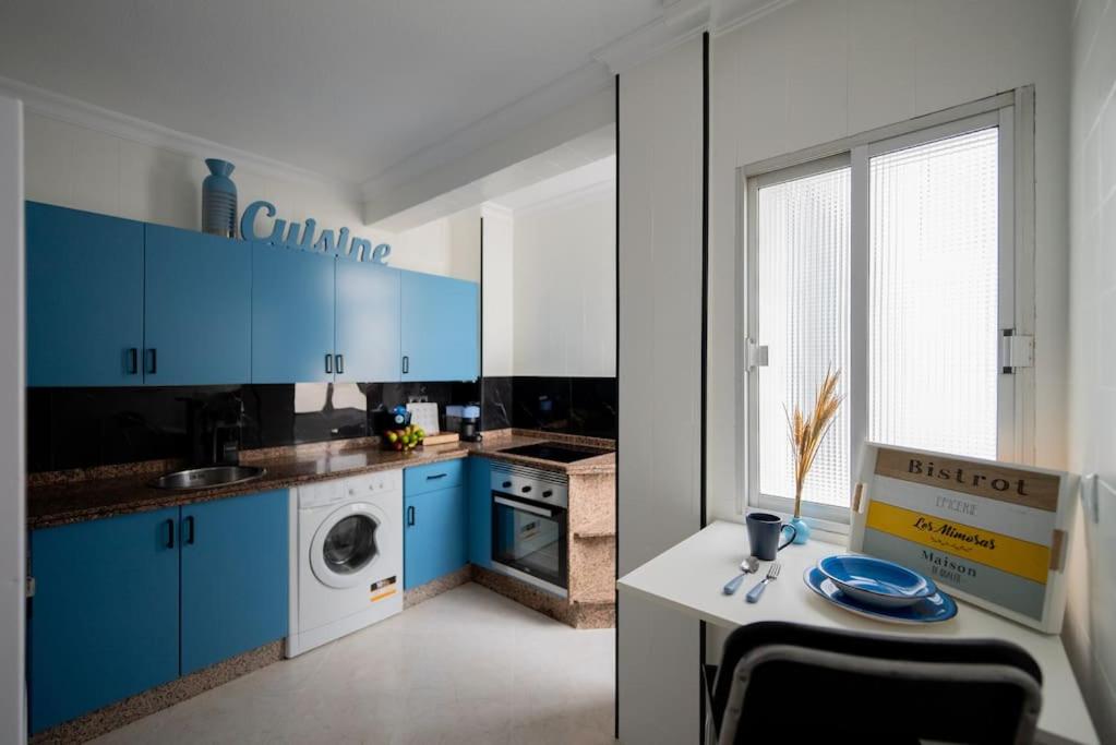 A kitchen or kitchenette at Apartamento Chic in Huelva 4 habitaciones