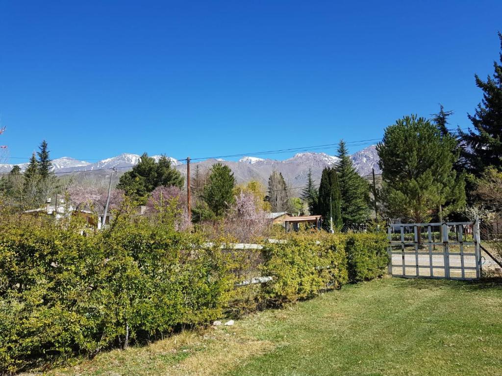 a gate in a yard with mountains in the background at Las Lavandas Potrerillos in Potrerillos