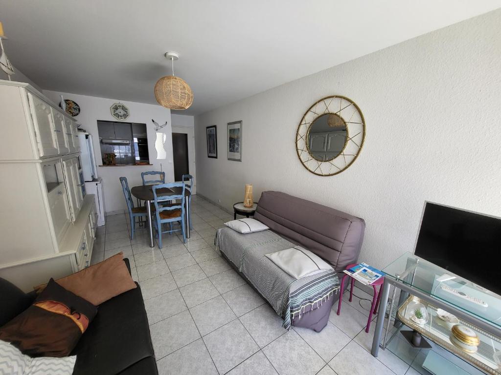 un salon avec un canapé et une table dans l'établissement Appartement T3 à 150m de la plage, proche centre, avec garage et loggia – Les Sables d'Olonne - FR-1-92-562, à Les Sables-dʼOlonne