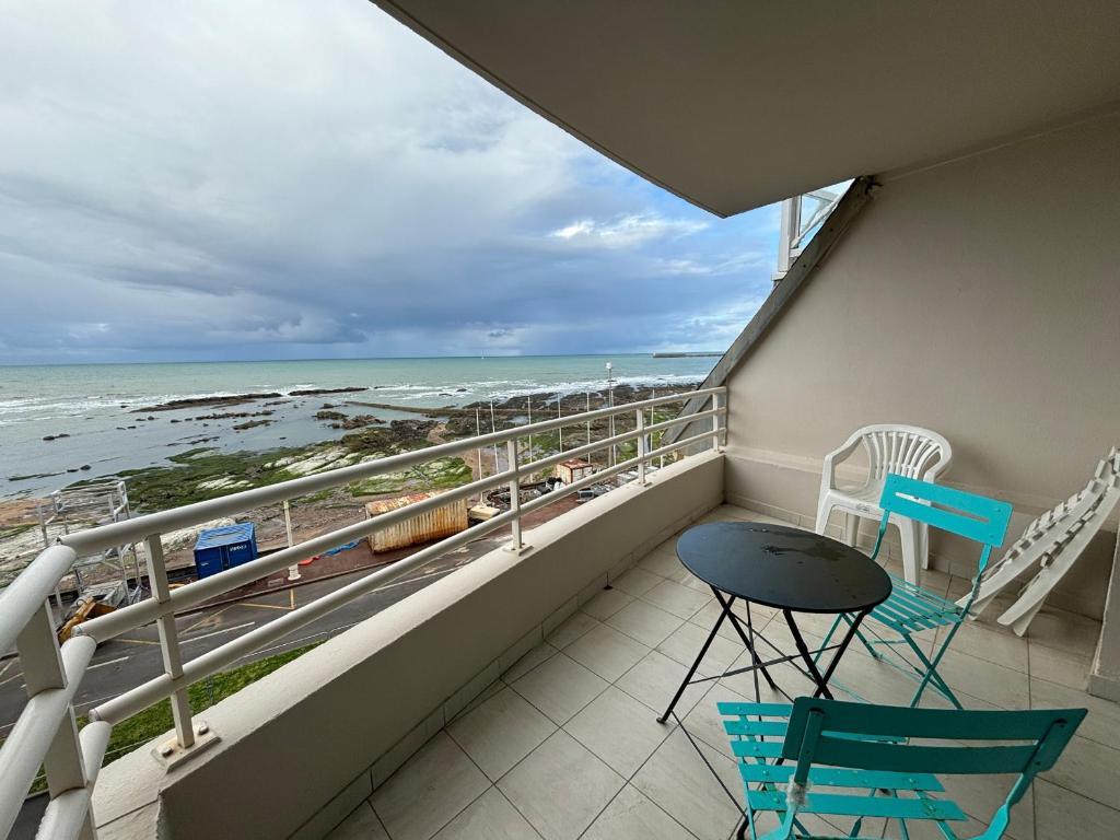 レ・サ​​ーブル・ドロンヌにあるAppartement Les Sables-d'Olonne, 3 pièces, 6 personnes - FR-1-197-190の海の景色を望むバルコニー(椅子付)