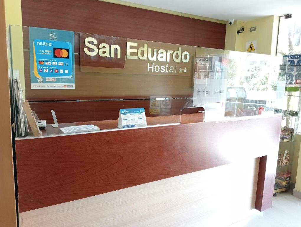 un signo de hospital de sant equatoro en un mostrador en una tienda en Hotel San Eduardo en Chiclayo