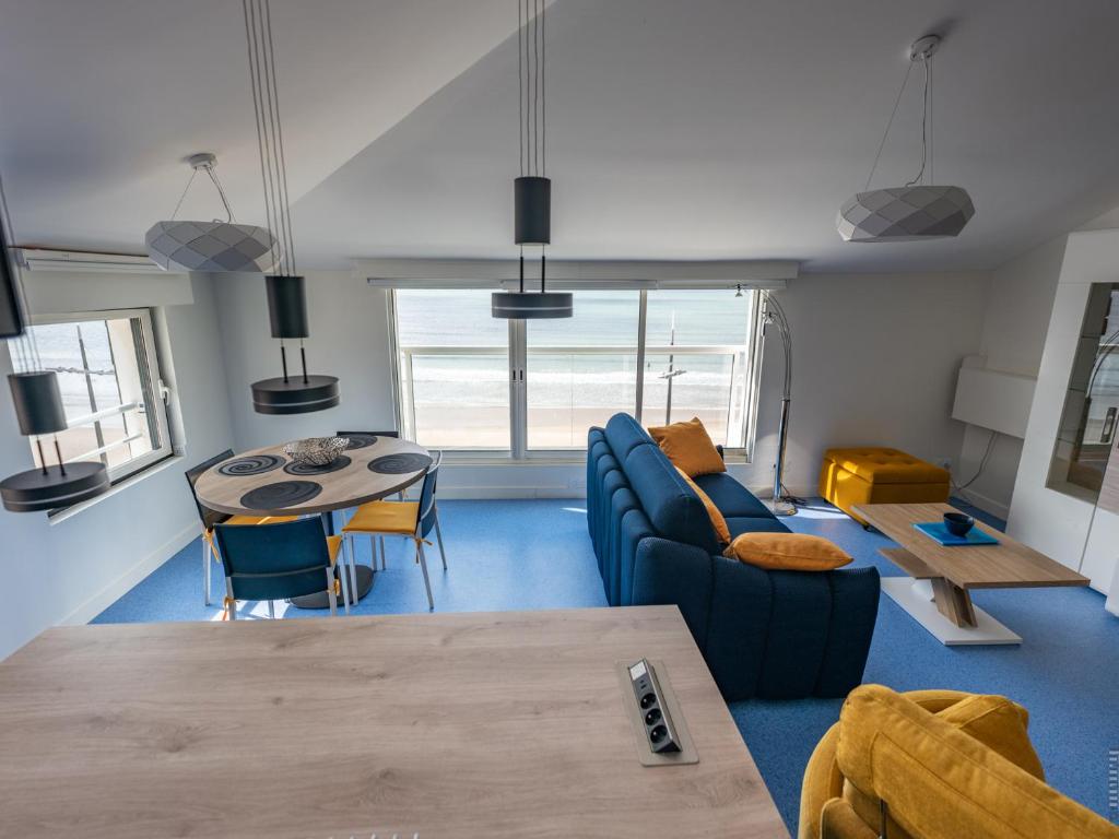 un salon avec un canapé et une table dans l'établissement Appartement rénové 3 étoiles, centre baie des Sables d'Olonne, climatisé, 2 pièces, garage privé - FR-1-197-595, à Les Sables-dʼOlonne