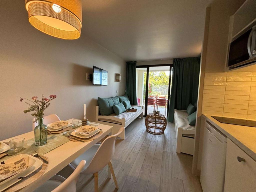 une cuisine et un salon avec une table et des chaises dans l'établissement Studio cabine 5 pers, piscine, tennis, parking - Cannes la Bocca - FR-1-609-102, à Cannes