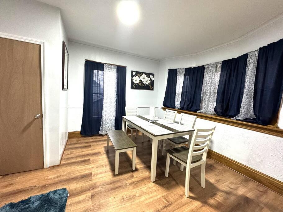 Posezení v ubytování Getaway at Falls-3 Beds-Slips 6
