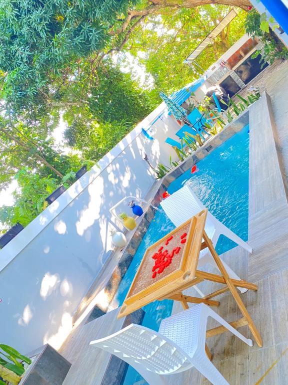 an overhead view of a pool with a table and chairs at Casa privada 4 habitaciones aires, piscina billar agua caliente 3 minutos de la playa in Río San Juan