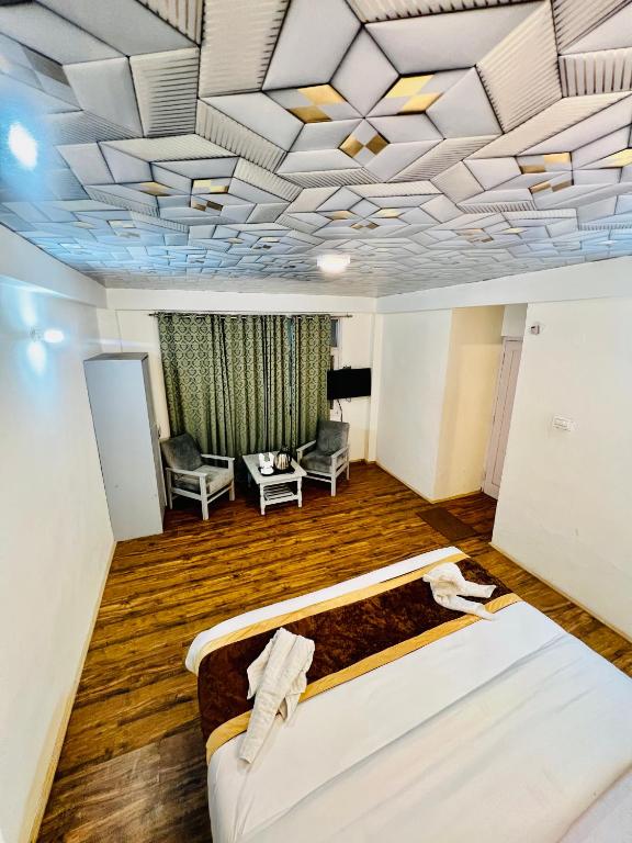 Postel nebo postele na pokoji v ubytování White Rose Hotel By #Link Way