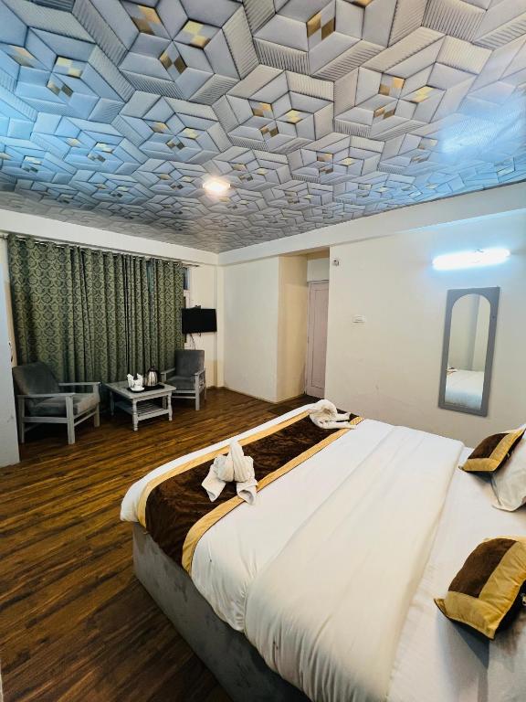 Postel nebo postele na pokoji v ubytování White Rose Hotel By #Link Way