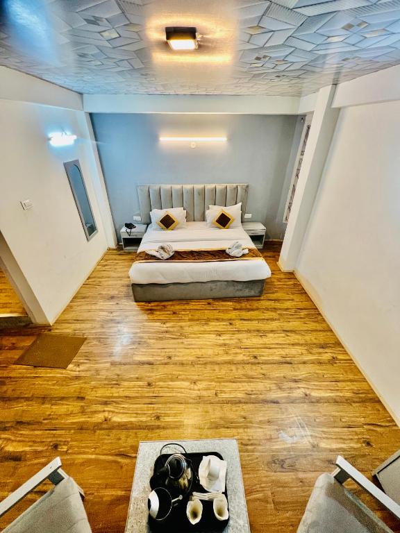 Postel nebo postele na pokoji v ubytování White Rose Hotel By #Link Way