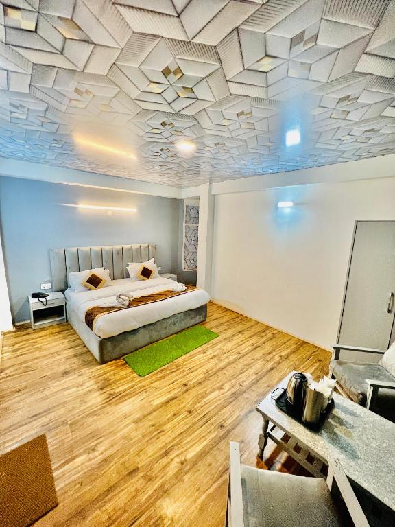 Postel nebo postele na pokoji v ubytování White Rose Hotel By #Link Way