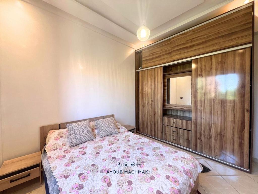um quarto com uma cama e uma janela em Bassatine targa Marrakech à proximité de ZINAYA hammam بساتين تاركة em Marrakech