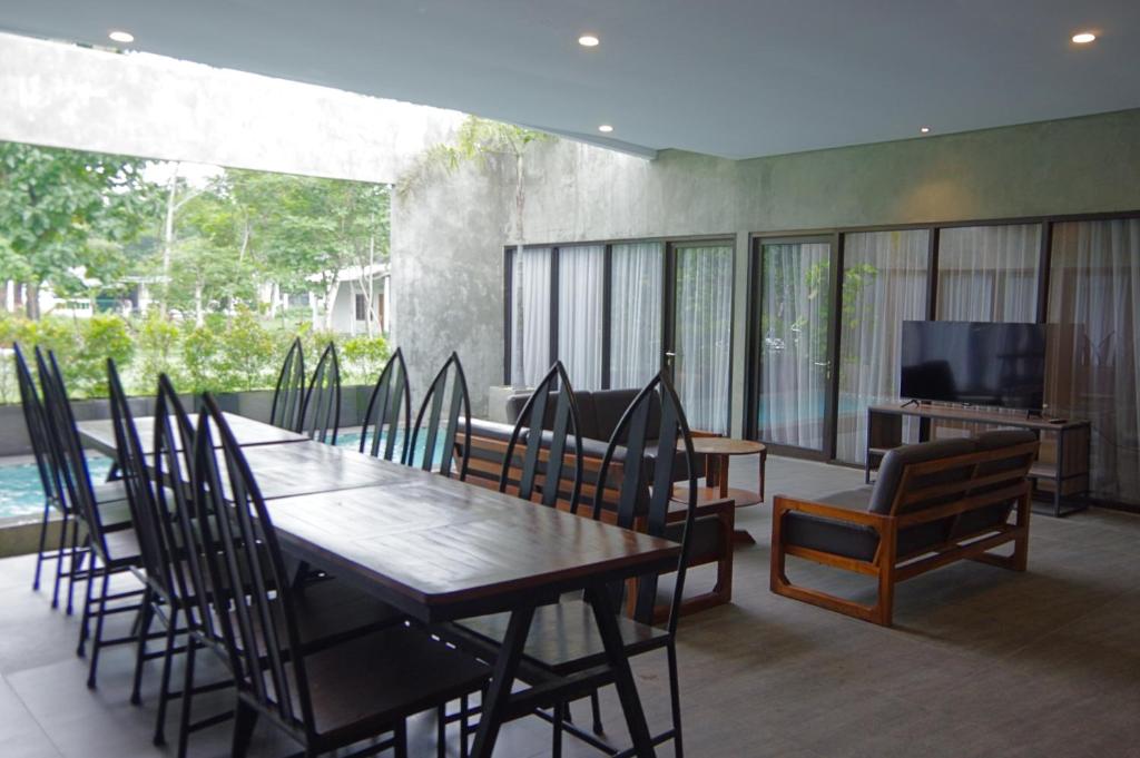 TV a/nebo společenská místnost v ubytování The Westlake Hotel & Resort Yogyakarta