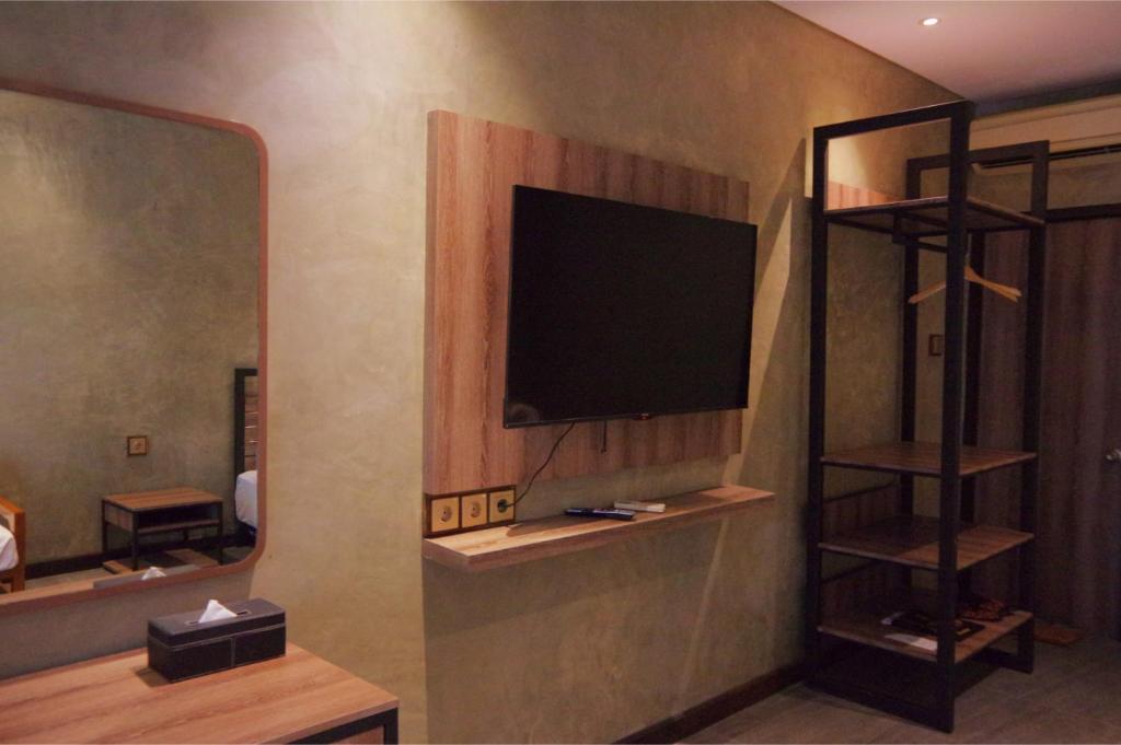TV a/nebo společenská místnost v ubytování The Westlake Hotel & Resort Yogyakarta