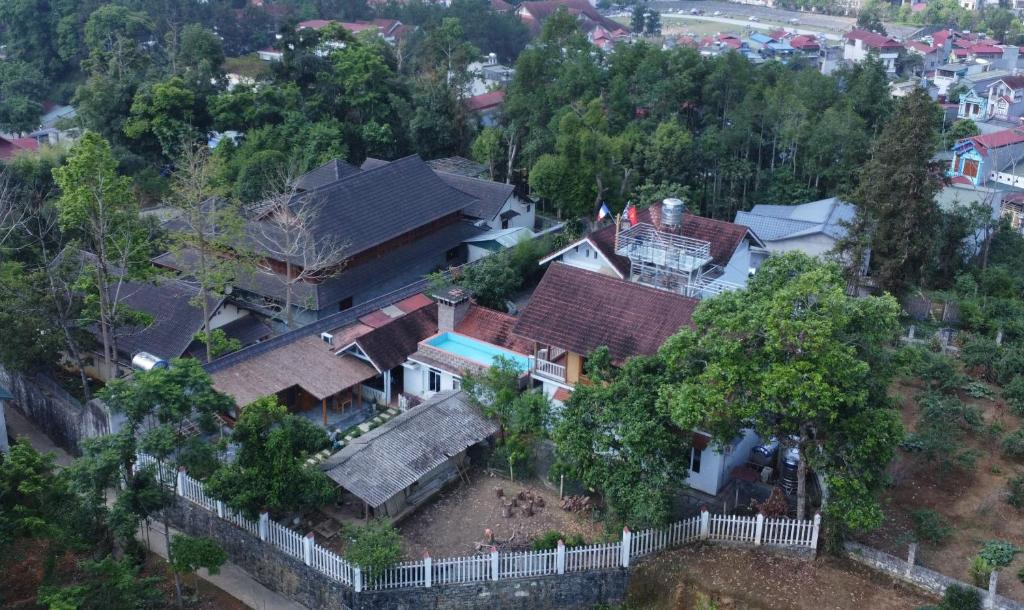 - une vue aérienne sur une maison dans un village dans l'établissement Huy Trung Homestay, à Bắc Hà
