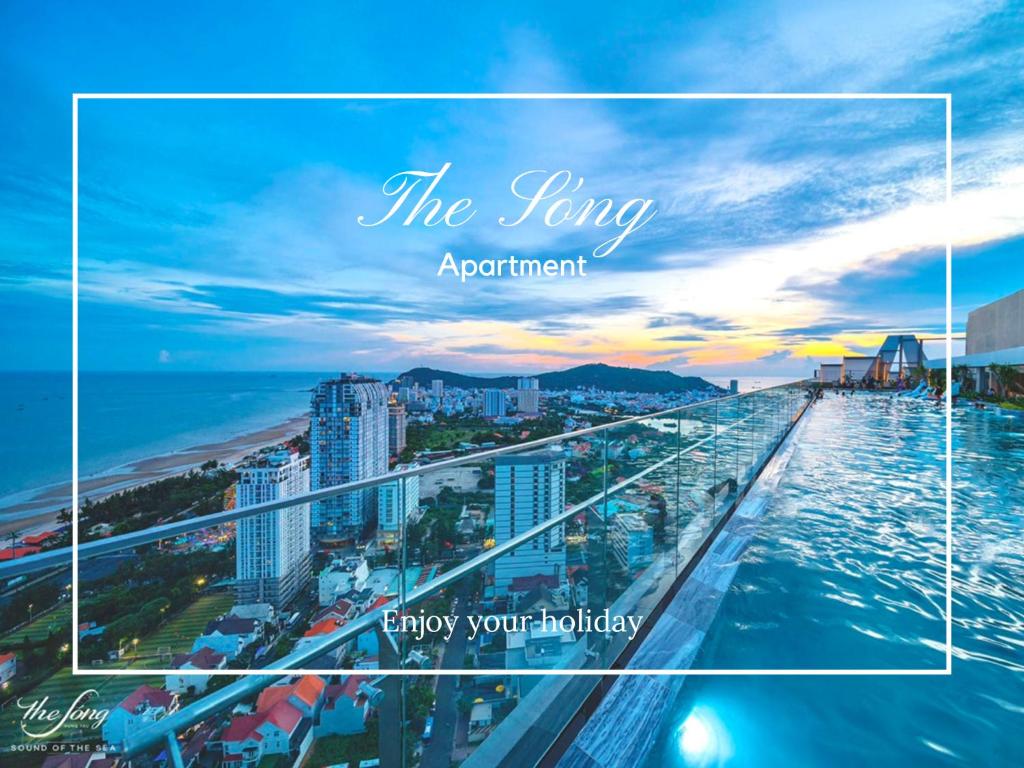 ブンタウにあるThe Sóng Vũng Tàu Melon Homeのテーガングの街の景色を望むアパートメントで、
