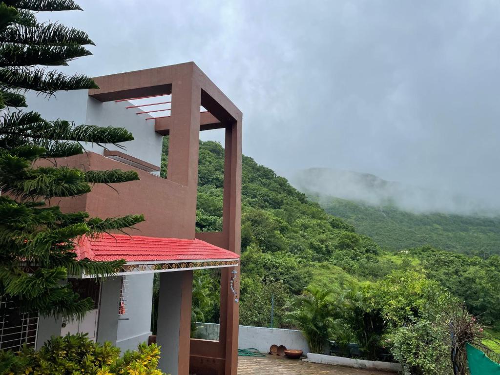 um edifício com vista para uma montanha em Swaradhya Hillside Villa 3BHK -AC - WiFi - SmartTV - Parking - Kitchenette - Near Lonavala em Pune