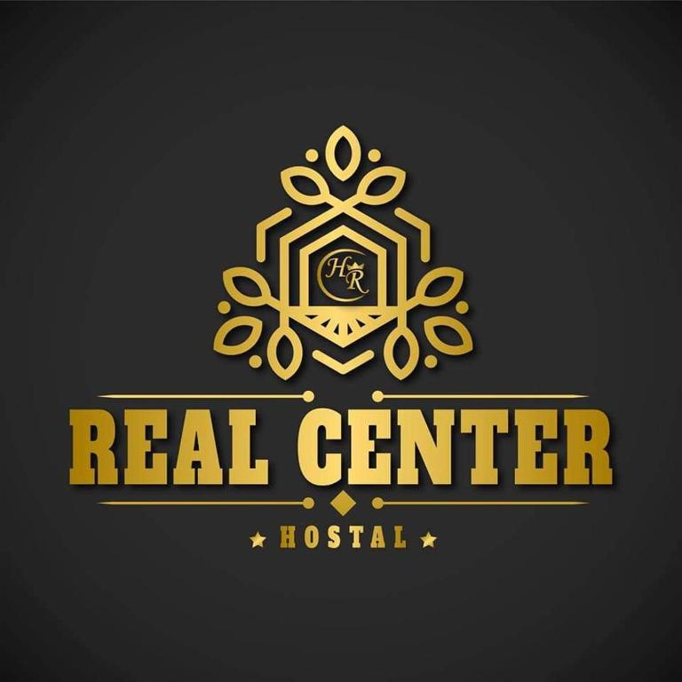 złote logo prawdziwego szpitala w obiekcie Hostal Real Center w mieście Iquitos