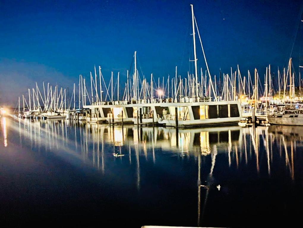 un grupo de barcos atracados en un puerto deportivo por la noche en Floating Home Nr 1a, en Laboe