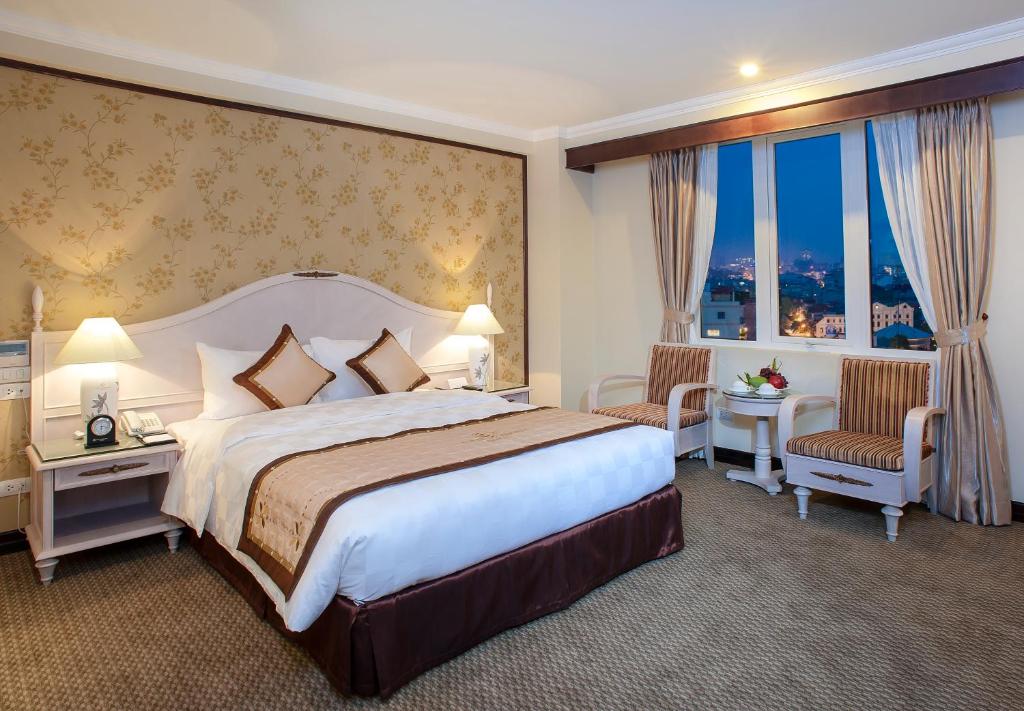 Postel nebo postele na pokoji v ubytování Chalcedony Grand Hotel