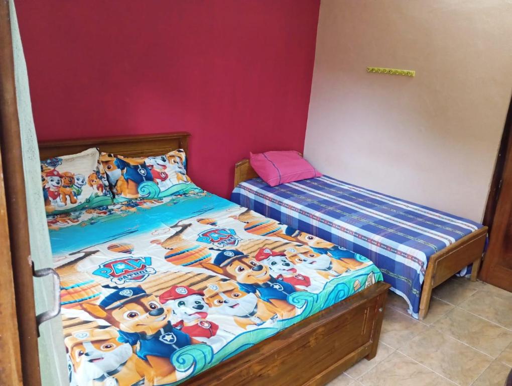 賈夫納的住宿－Nallur Mylooran Arangam，一间卧室配有两张床,其中有甜蜜的人物