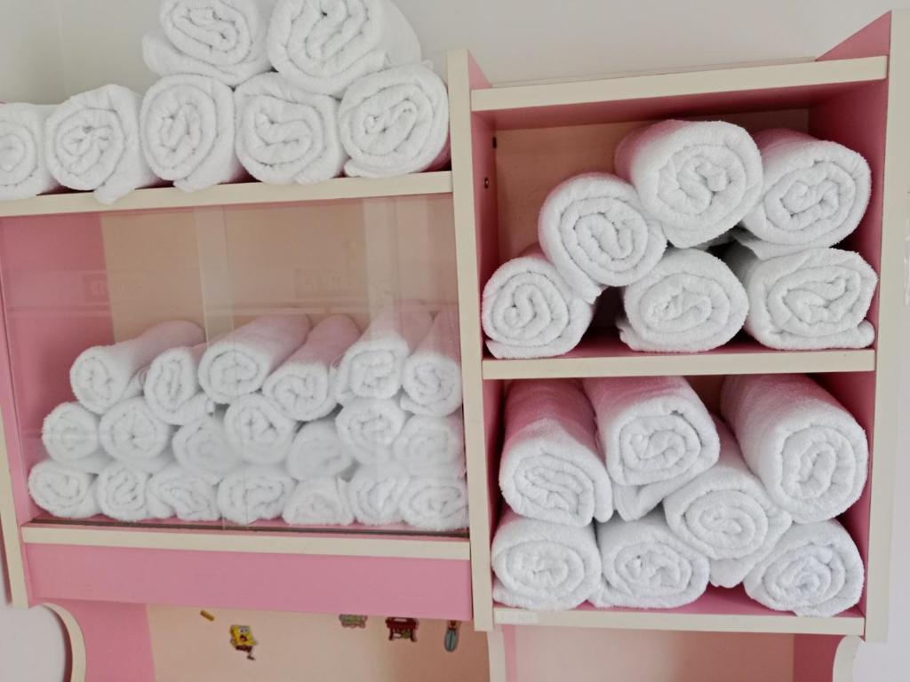 a shelf filled with lots of white towels at BB homestay in Thôn Tiên Nộn