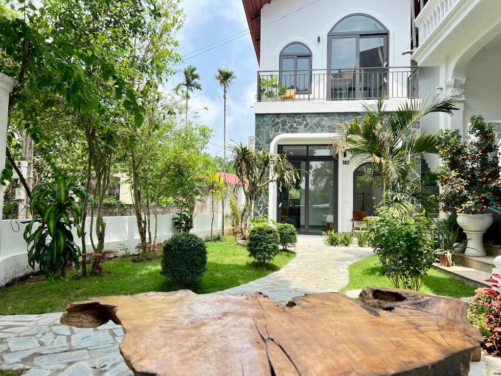 dom z dużym pniem drzewa na podwórku w obiekcie Lala Boutique Villas w mieście Ninh Binh