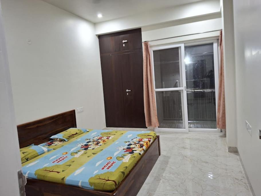 um quarto com uma cama com uma colcha com carros em 636 Kedia Kothhi em Jaipur