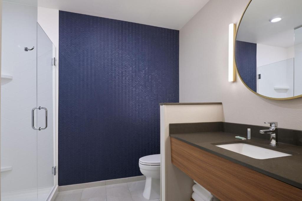Koupelna v ubytování Fairfield Inn & Suites by Marriott Tempe