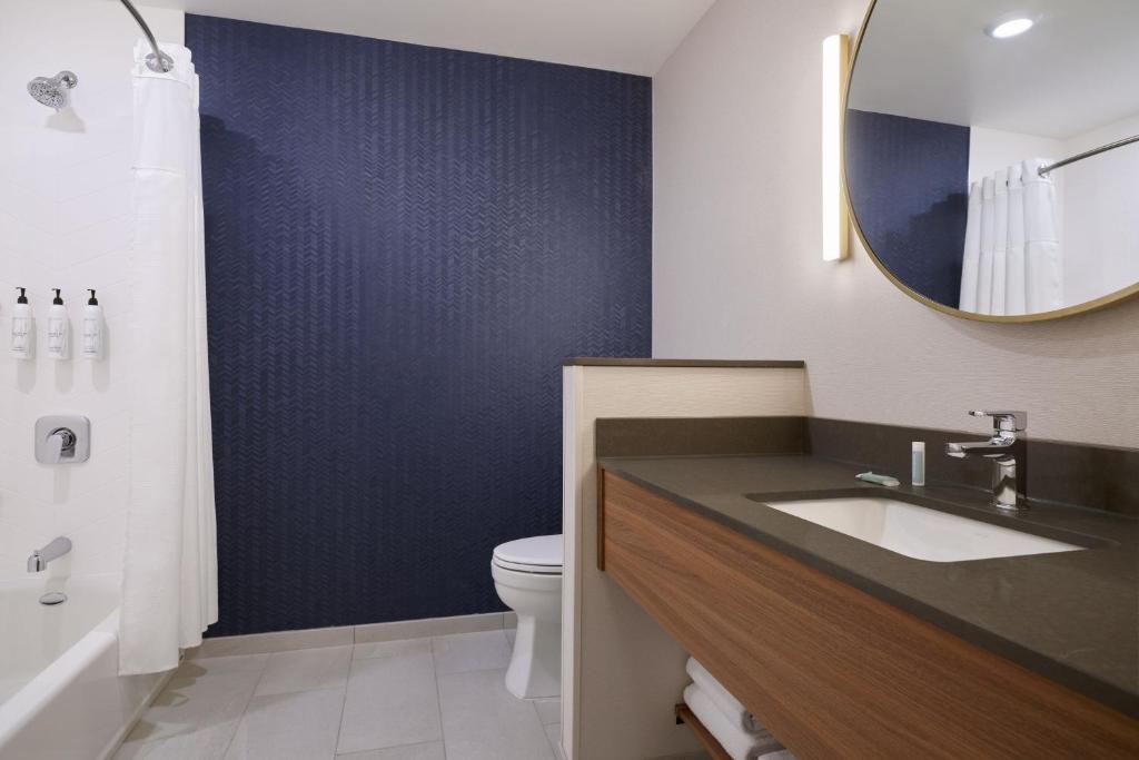 Koupelna v ubytování Fairfield Inn & Suites by Marriott Tempe