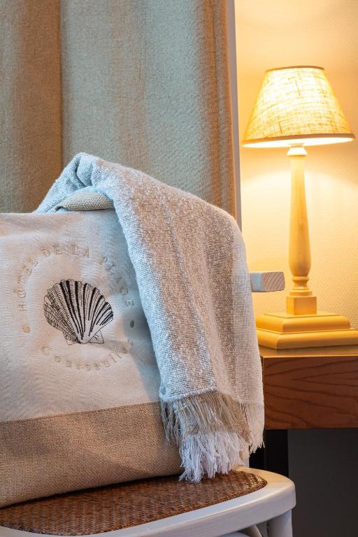 Postel nebo postele na pokoji v ubytování Hôtel De La Plage