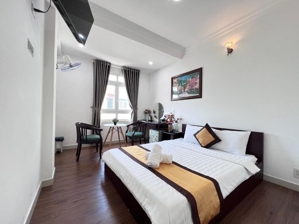 Postel nebo postele na pokoji v ubytování Hotel Đông Nhi