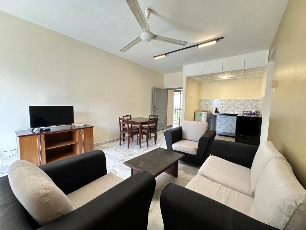 un salon avec un canapé, des chaises et une table dans l'établissement B10-6@Pd marina resort, à Port Dickson