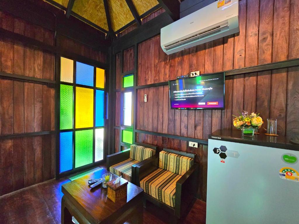 TV a/nebo společenská místnost v ubytování Baan Koh Kwang Pool Villa Krabi