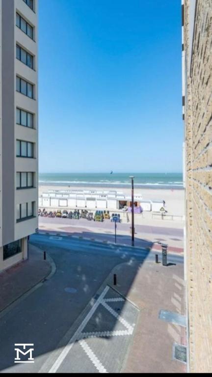 Blick auf den Strand von einem Gebäude in der Unterkunft Suite Maritim - Zijdelings zeezicht op 50m van strand en zee in Knokke-Heist