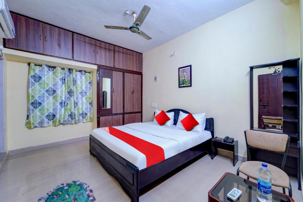 En eller flere senge i et værelse på OYO Sree Nivas Homestay