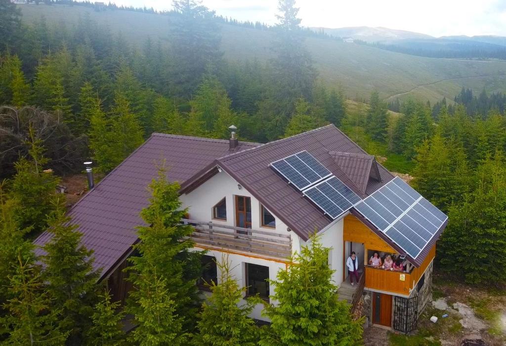 uma casa com painéis solares no telhado em Casa Adam em Vaideeni
